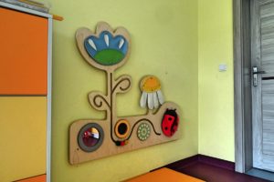 Element dekoracyjny z motywami roślinnymi na ścianie w sali przedszkolnej
