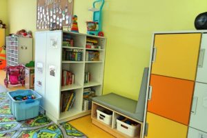Pojemniji, półki i szafki z zabawkami w sali przedszkolnej