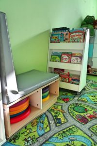 Szafki i półki z zabawkami w sali przedszkolnej