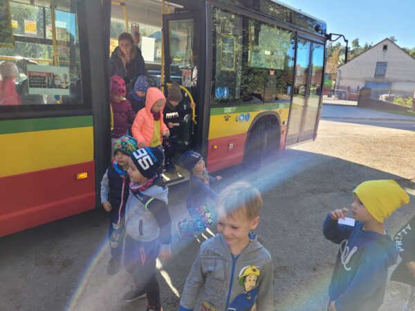 Dzieci wychodzą z autobusu