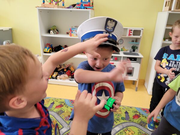 Julian w czapce policjanta