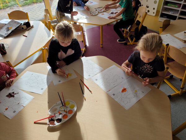 Gosia i Marcelinka malują kolorowe listki