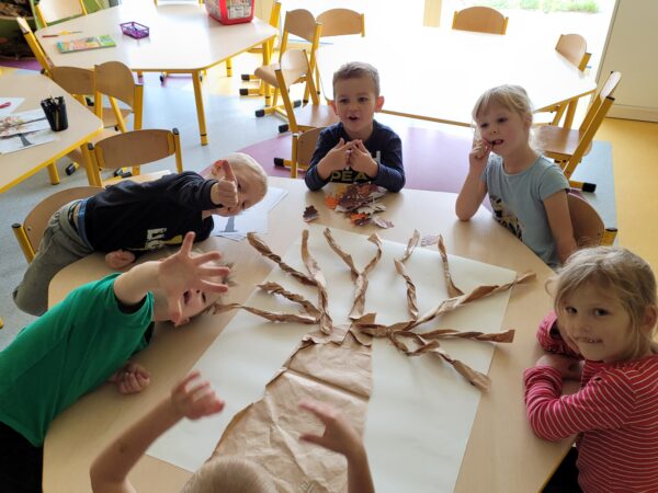 Dzieci podczas tworzenia drzewa z papieru
