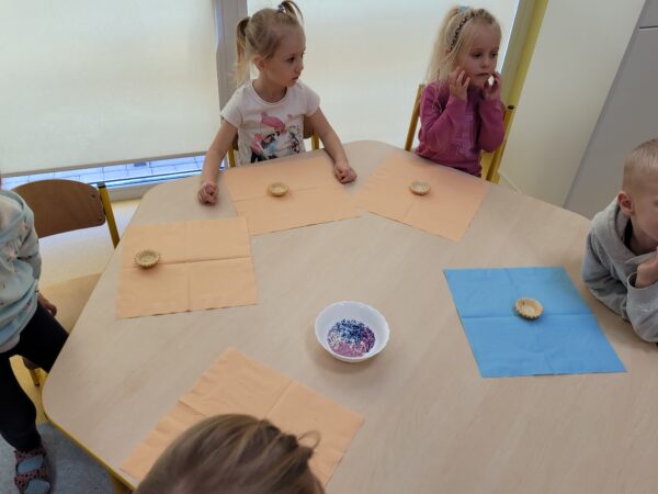 Dzieci przygotowują pyszne babeczki.