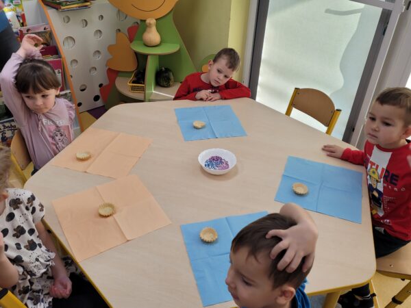 Dzieci przygotowują pyszne babeczki.