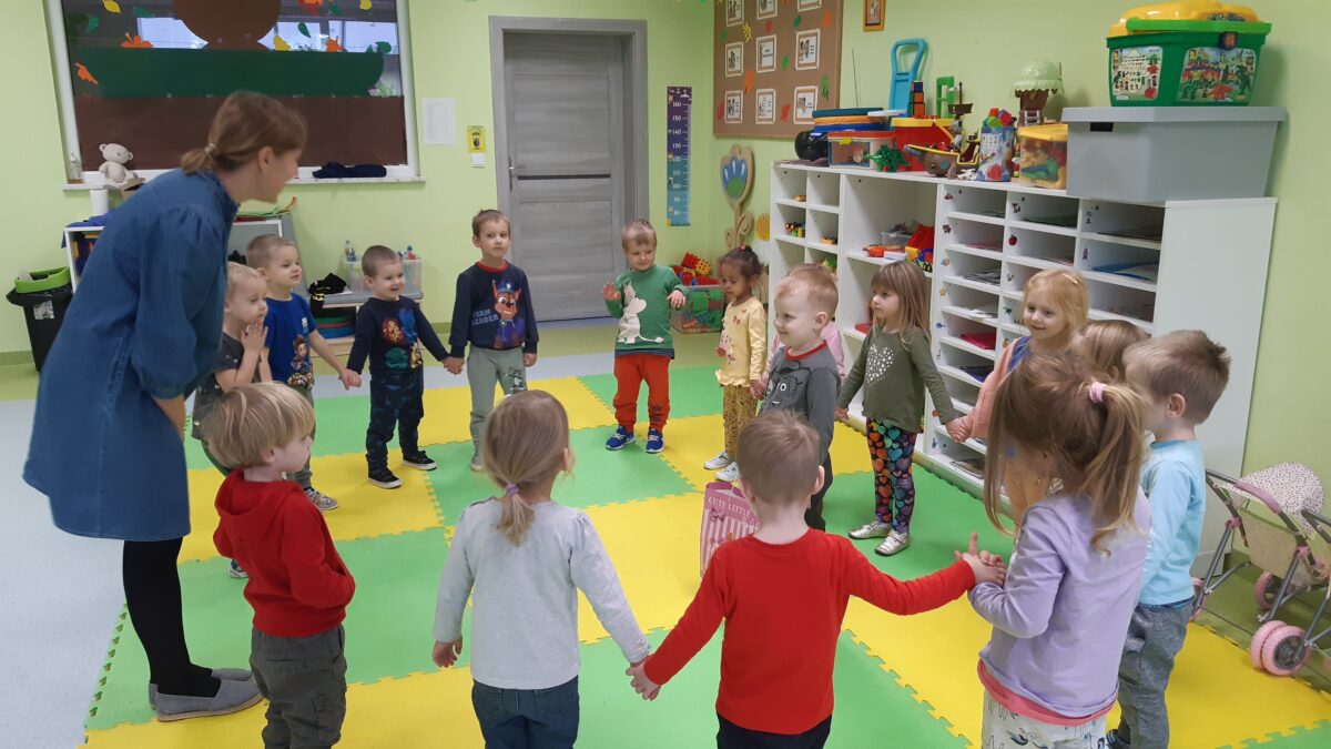 Dzieci z wychowawczynią śpiewają Wiktorkowi urodzinową piosenkę