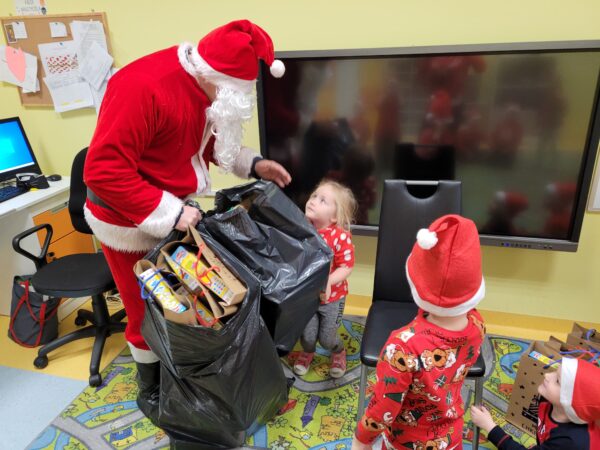 Mikołaj idzie z prezentami.