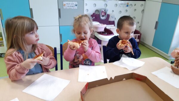 Olcia, Kamilka i Karolek uwielbiają pizzę