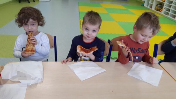 Ignaś, Igorek i Arturek uwielbiają pizzę