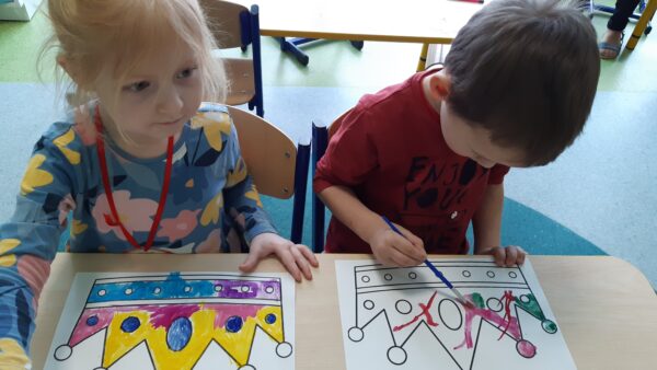 Laurka i Jaś malują farbami akwarelowymi szablon korony