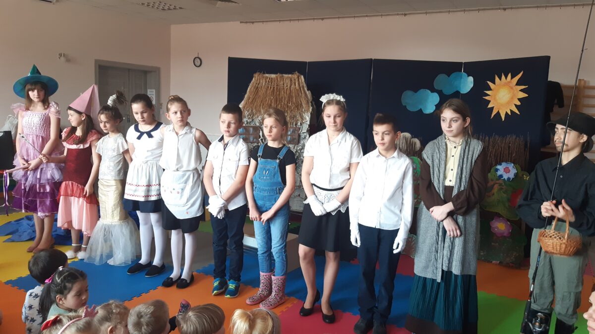 Uczniowie Szkoły Podstawowej w Sławacinku Starym prezentują bajkę o złotej rybce na scenie