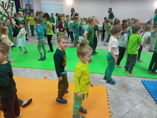 Dzieci biorą udział w zabawach muzyczno-ruchowych