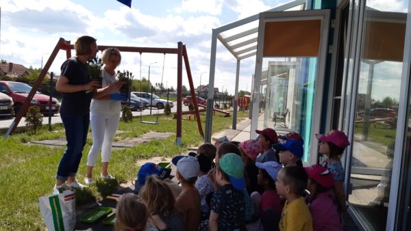 Nasz gość - pani Jola - opowiada dzieciom o zasadach hodowli kwiatów