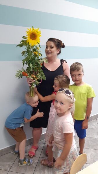 Pani Monika otrzymuje kwiaty od dzieci