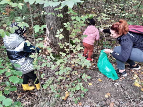 Przedszkolaki dzielnie sprzątają las