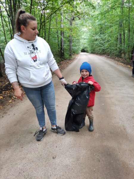 Igor z mamą sprząta las
