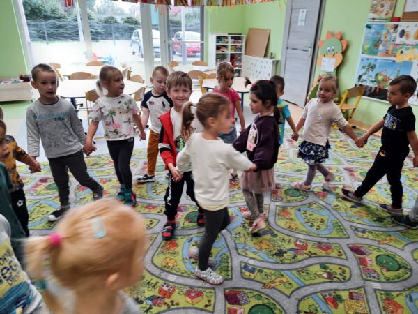 Przedszkolaki bawią się w dniu urodzin Jasia