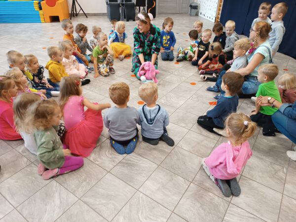 Misie biorą udział w zabawach z okazji Dnia Przedszkolaka