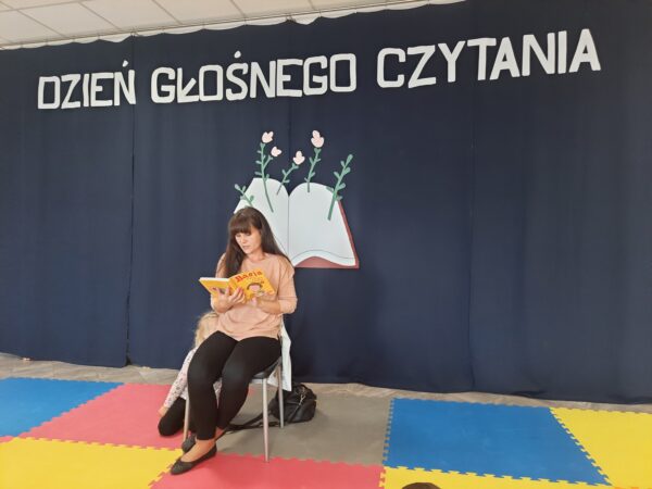 Mama Lenki czyta przedszkolakom