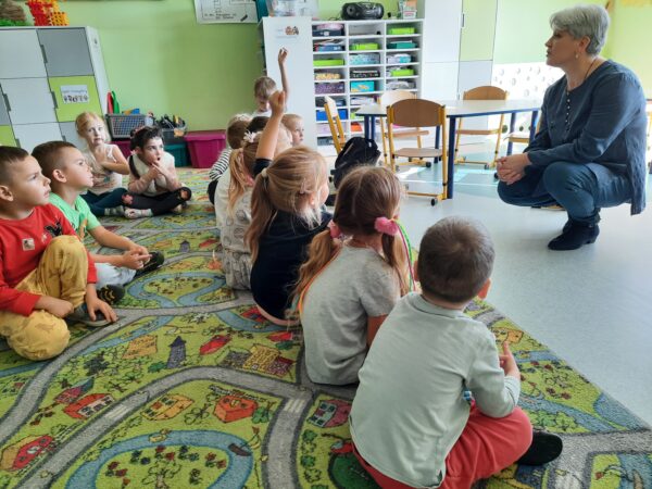 Dzieci z zainteresowaniem słuchają przedstawionej historii
