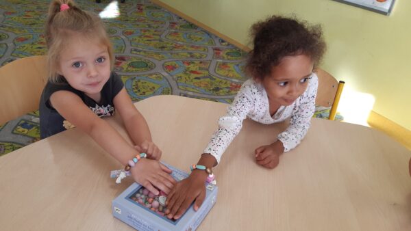Misiowe Dziewczynki prezentują ozdobne bransoletki