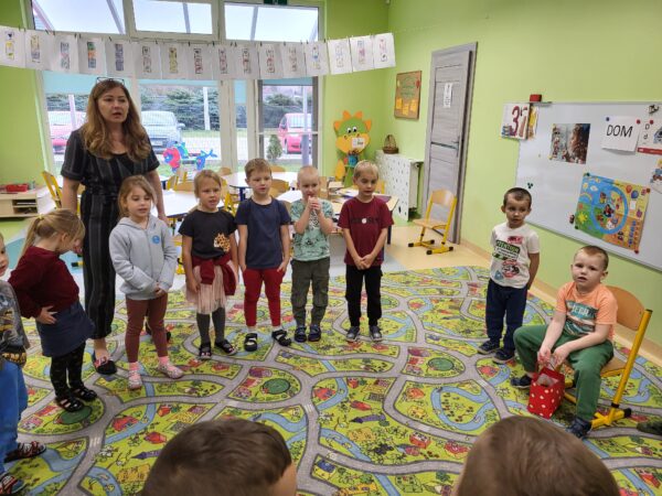 Dzieci śpiewają sto lt Wiktorkowi