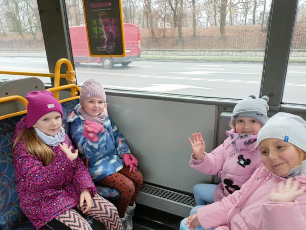 w autobusie Zusia, Hania, Nikola i Ola