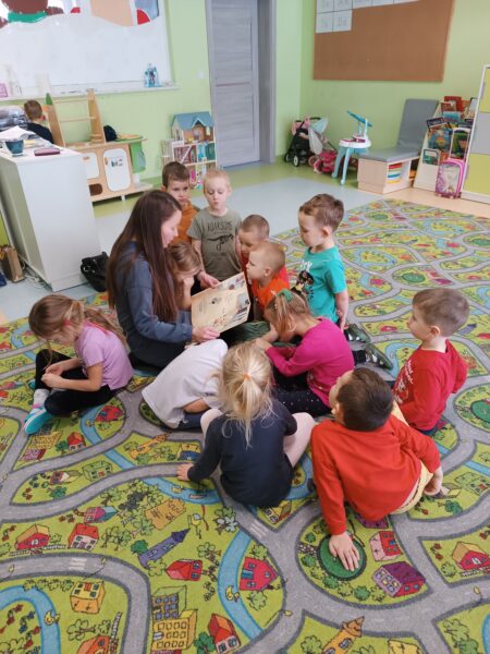 Przedszkolaki słuchają książki czytanej przez mamę Amelki