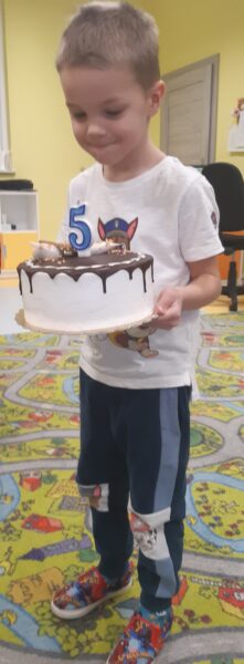Igor prezentuje dzieciom urodzinowy tort