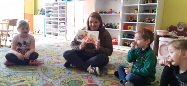 Pani Agnieszka przedstawia dzieciom swoją kolekcję książek