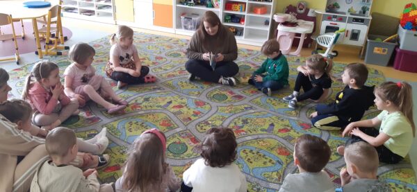 Pani Agnieszka czyta dzieciom książeczki w ramach akcji "Cała Polska czyta dzieciom"