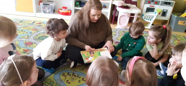 Pani Agnieszka czyta dzieciom książeczki w ramach akcji "Cała Polska czyta dzieciom"