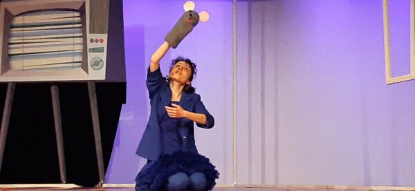 "Niesamowite przygody skarpetek" w wykonaniu aktorów łomżyńskiego Teatru Lalki i Aktora na scenie Bialskiego Centrum Kultury