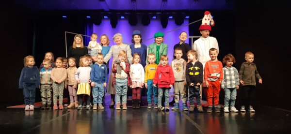 Misie z aktorami łomżyńskiego Teatru Lalki i Aktora na scenie Bialskiego Centrum Kultury
