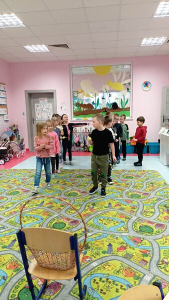 Grupa Gumisiów uczy sie i bawi w gry ruchowe na temat Easter.