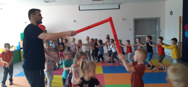 Misie biorą udział w zabawach z okazji Ogólnopolskiego Dnia Przedszkolaka