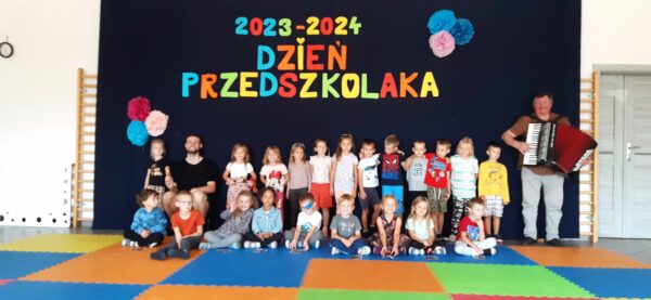 Misie biorą udział w zabawach z okazji Ogólnopolskiego Dnia Przedszkolaka