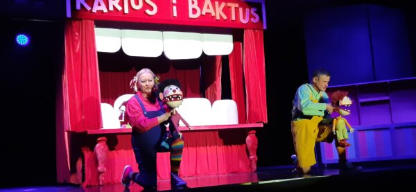 "Karius i Baktus" w wykonaniu aktorów łomżyńskiego teatru Lalki i Aktora na scenie Bialskiego Centrum Kultury