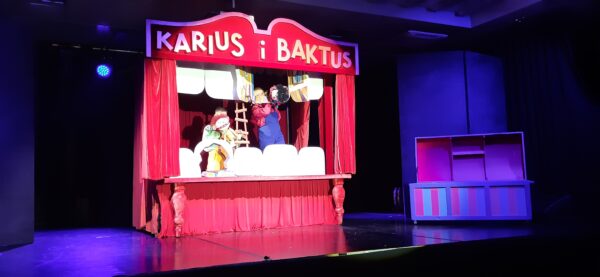 "Karius i Baktus" w wykonaniu aktorów łomżyńskiego teatru Lalki i Aktora na scenie Bialskiego Centrum Kultury