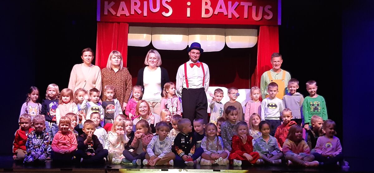 Jeżyki z aktorami łomżyńskiego Teatru Lalki i Aktora na scenie Bialskiego Centrum Kultury