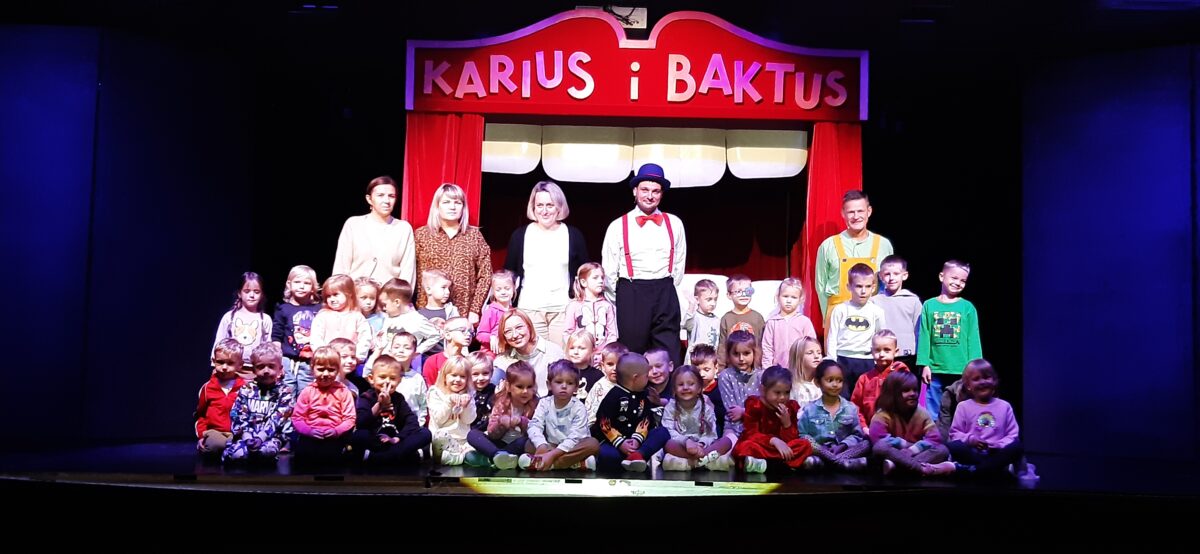 Jeżyki z aktorami łomżyńskiego Teatru Lalki i Aktora na scenie Bialskiego Centrum Kultury