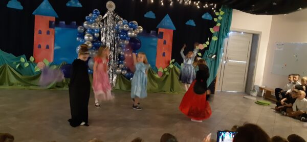 Dzieci 6-letnie prezentują na scenie bajkę o Kopciuszku