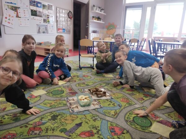 Skrzaty podczas zajęć z języka angielskiego