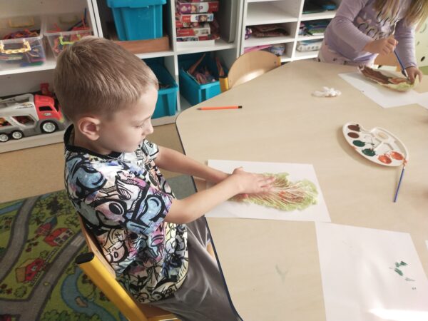 Tymonek starannie odciska swój liść