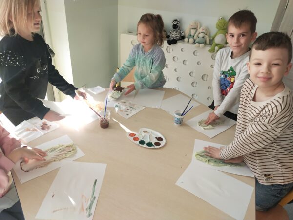 Misie pomalowały liście i wykonują ich odciski