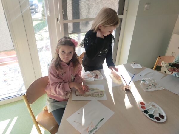 Dominisia i Kornelka dokładnie przyciskają liście