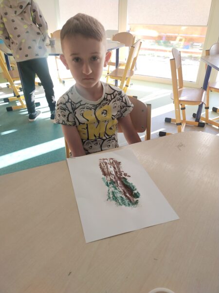 Szymonek prezentuje swoje drzewo