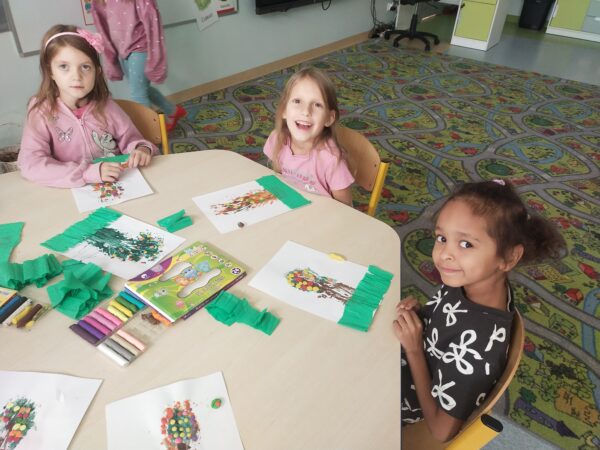 Nastusia, Ala i Dominisia z radością prezentują swoje prace