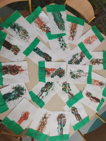 Nasze drzewa otoczone są teraz trawką, a na gałązkach pojawiły się kolorowe, plastelinowe listki