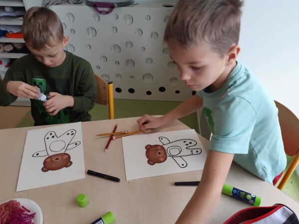 Przedszkolaki uczestniczą w zabawach związanych tematycznie ze Światowym Dniem Pluszowego Misia.